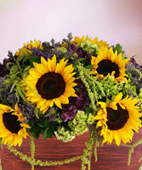 Arreglo floral con flores de temporada en tonos cálidos